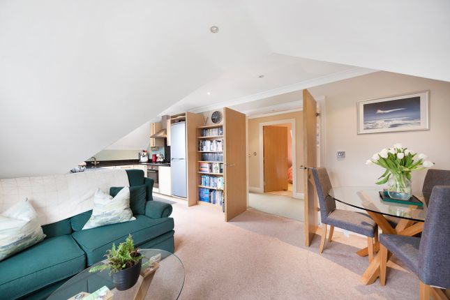 Flat 8 Burleigh Mansions, WALTON-ON-THAMES photo 3