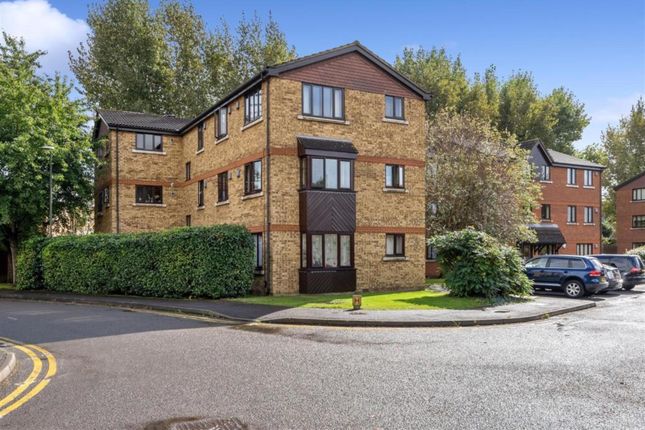 Thumbnail Flat to rent in Birchwood Close, Morden, Surrey