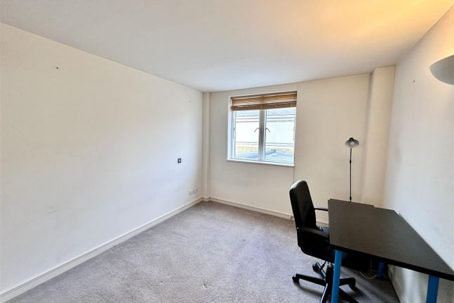 Flat to rent in Willow Court, Admiral Walk, London