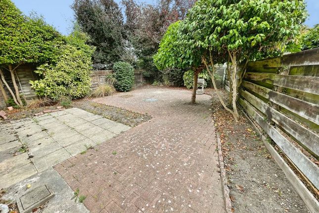 8, Caroline Close, Colchester photo 2
