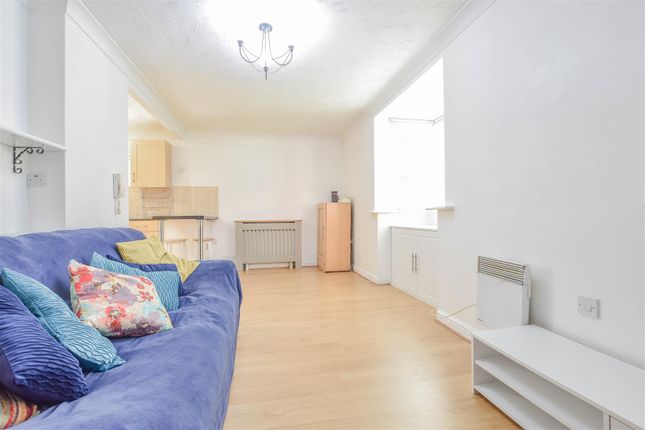 Flat for sale in The Granary, Stanstead Abbotts, Ware - Chain Free