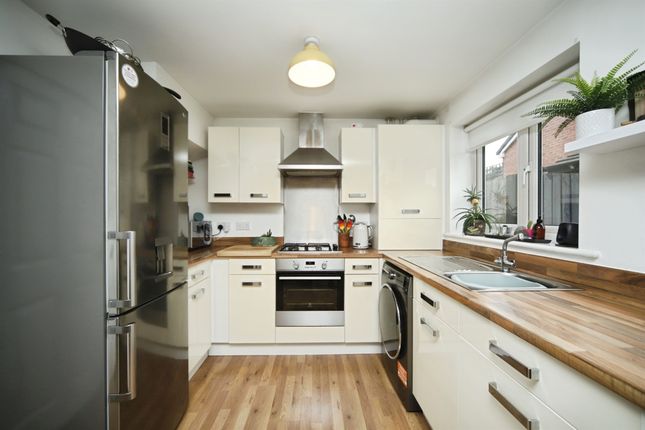 15, Desmond Rochford Way, Taunton photo 2