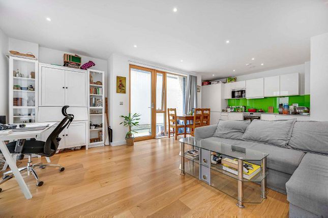 Thumbnail Flat for sale in Compton Avenue, London