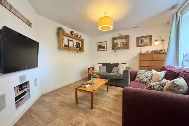 13, Cameron Close, Tiverton photo 2
