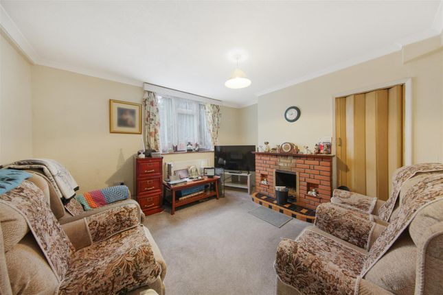 1, Russell Close, London photo 4