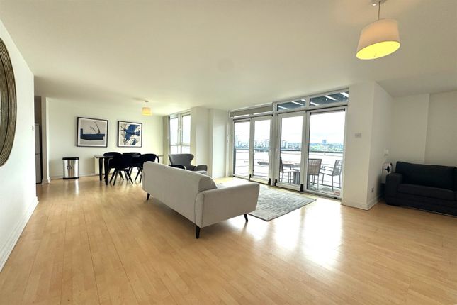 32 Lowestoft Mews, Galleons Lock, London photo 2
