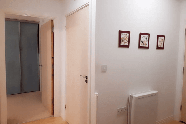 2-bed flat on Victoria Road,, Victoria Road W3, London, £415,000