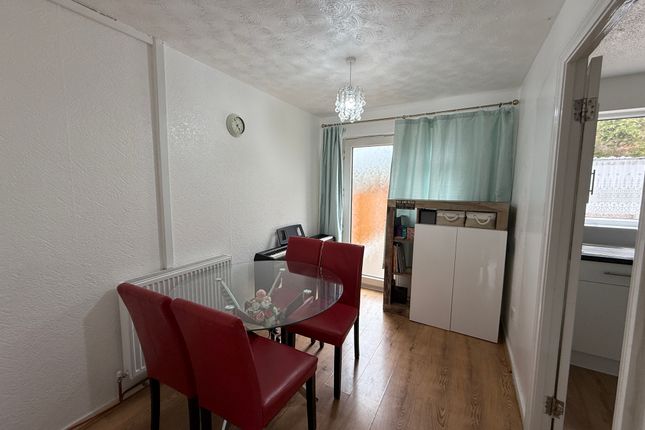 10, Petersfield Close, Netherton photo 3