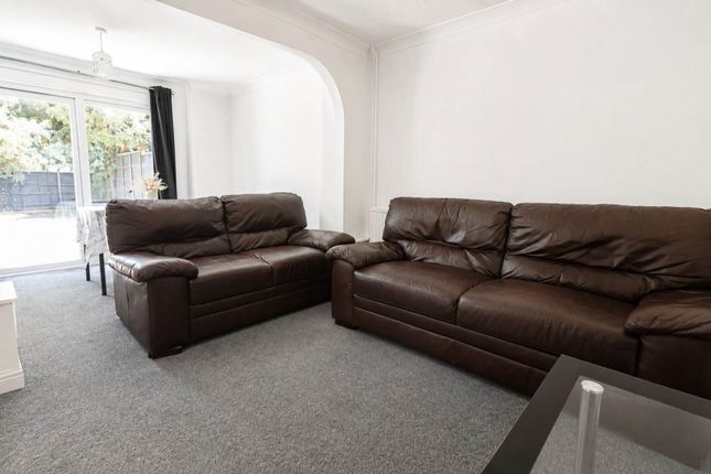 37, Shallcross Crescent, Hatfield photo 4