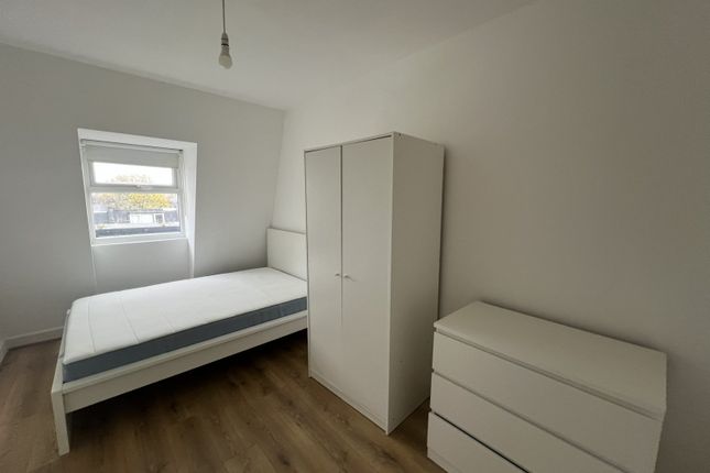 Three Bedrooms-Flat To Rent On Amersham Road, Lewisham