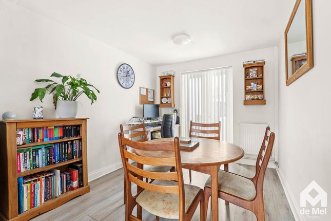 8, Courtiers Drive, Cheltenham photo 4