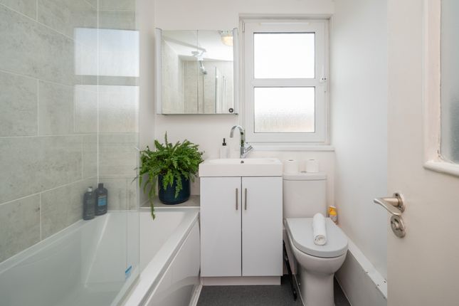 Lndn-Vul625 - 96, Vulcan Way, London photo 5