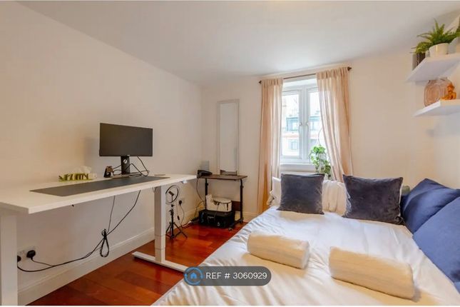 Flat, Calder Court Rotherhithe Street, London photo 4
