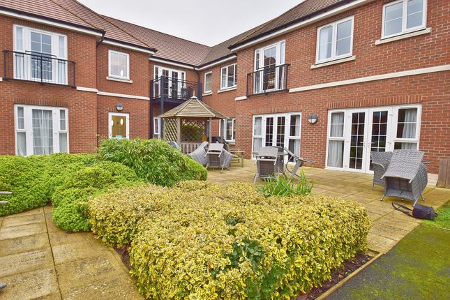 2-bed house on 67 Eaves Court The Retreat, Princes Risborough, £295,000