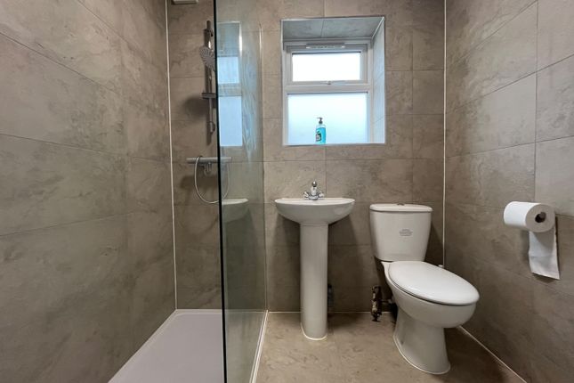 20, Oak Way, Feltham photo 5