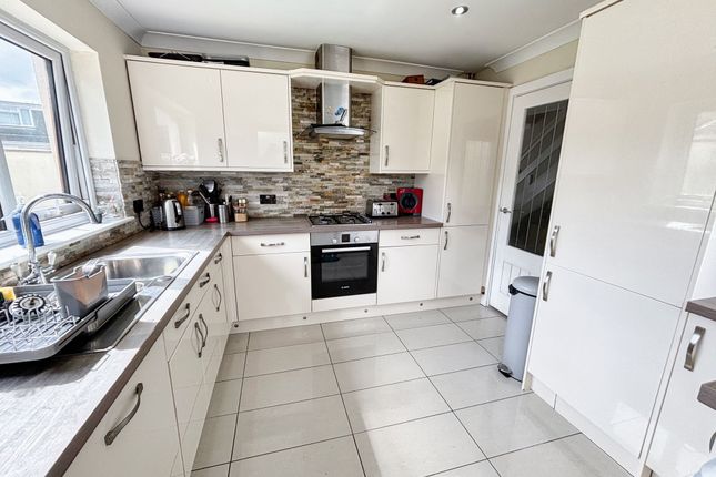 7 Elm Rise, Bridgend photo 3