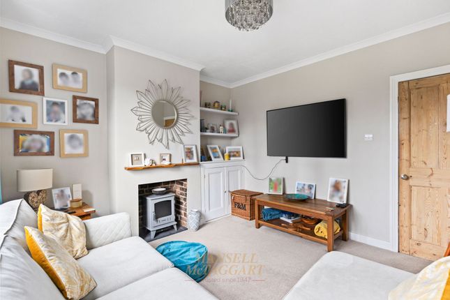 77 Dunnings Road, East Grinstead photo 3