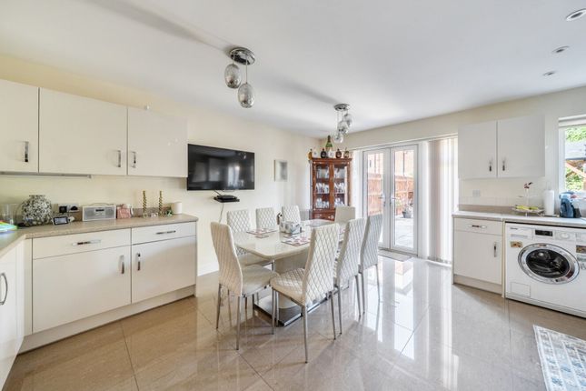 14 Rosemarie Close, Watford photo 4