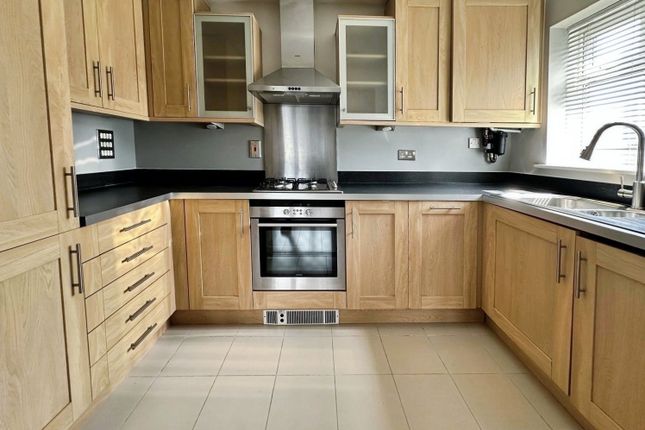 11, Summer Court, Wokingham photo 2