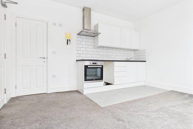 Studio Room: Kitchen