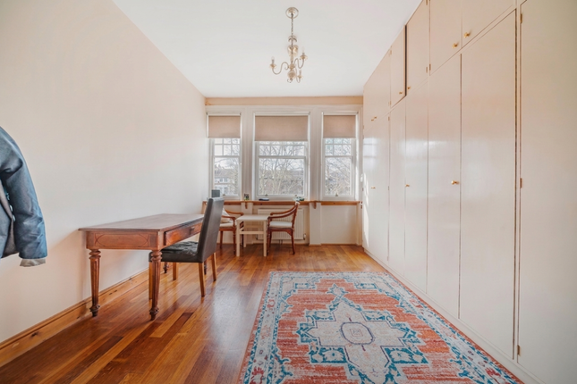 Flat 5, 22 Bina Gardens, London photo 3