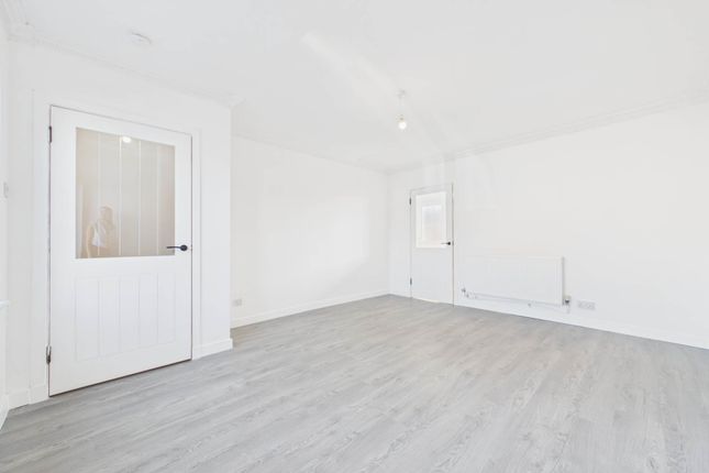 8, Cluanie Avenue, Shotts photo 4