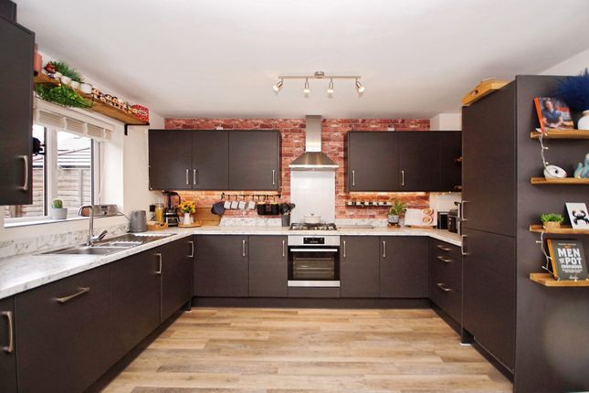 7, Signal Road, Dursley photo 4