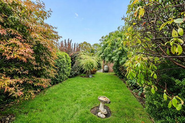 20, Fieldhurst Close, Surrey photo 4