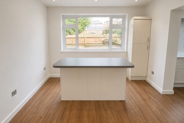 188 Stockingstone Road, Luton, Bedfordshire photo 4