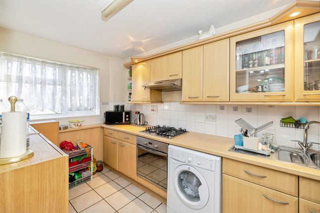 42, Little Grove, Bushey photo 2