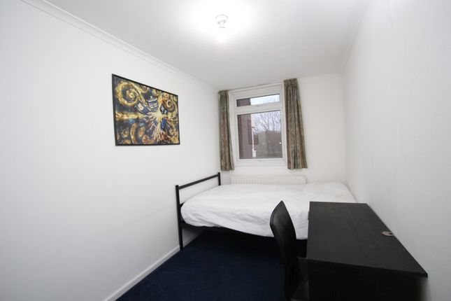 Flat to rent in Galsworthy Road, Kingston Upon Thames