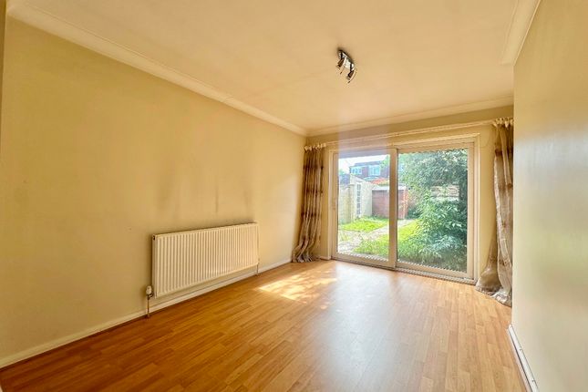 5 Kersey Gardens, Romford photo 4