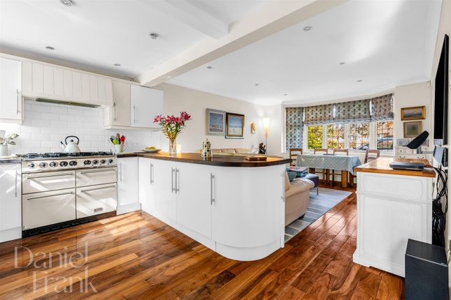 8, Ollards Grove, Loughton photo 2