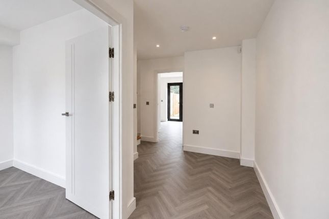 60c, Larkshall Road, London photo 3