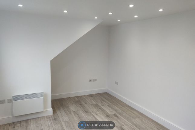 Flat, Cranbrook Road, Ilford photo 2