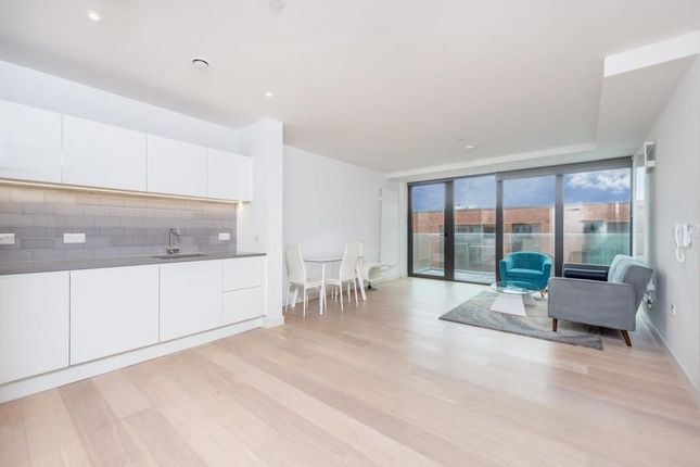 1-bed flat on 31 Echo Court, 21 Admiralty Avenue, Greater London, £375,000