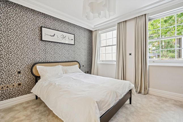 Terraced house to rent in Queen's Gate Mews, South Kensington, London