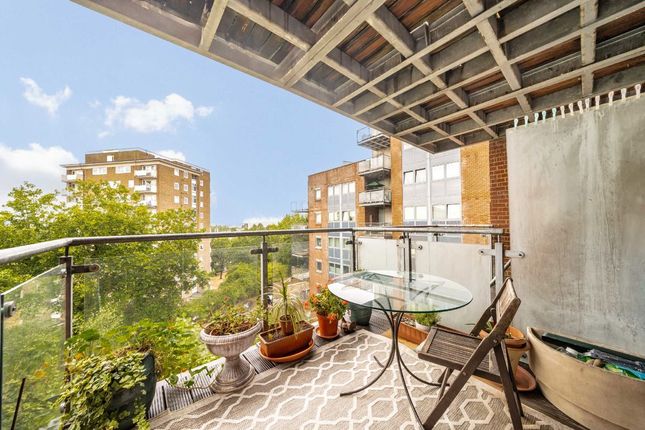 Flat 37, Donnington Court, Donnington Road, London photo 4