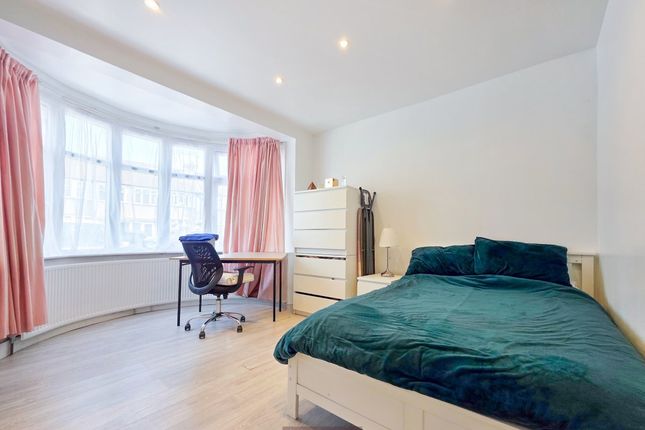 80, Ruskin Gardens, Harrow photo 4