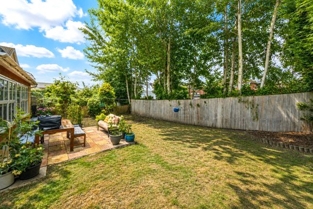 Stocton Close, Surrey photo 3