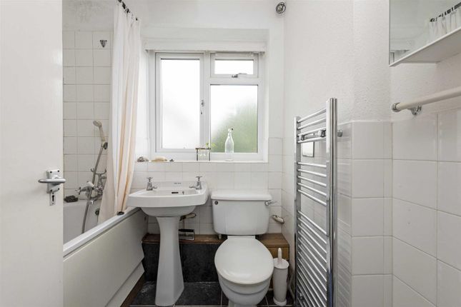 Flat to rent in Garden Royal, Kersfield Road, Putney