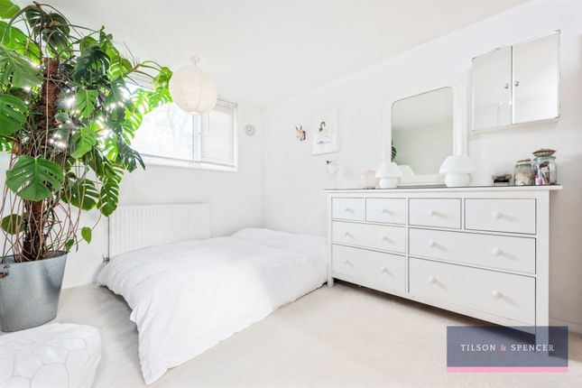 Flat to rent in St. Loy's Road, London