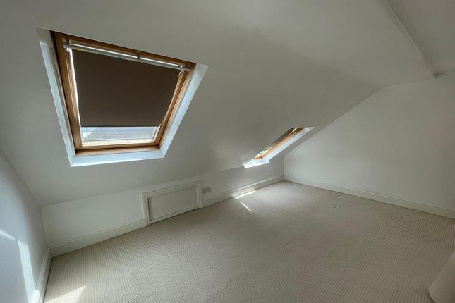 Flat Room 5, 378, Merton Road, London photo 4