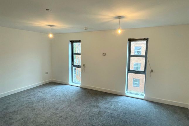 Studio flat on 38 Castlemoat Place, Corporation Street, Taunton, £725/mo