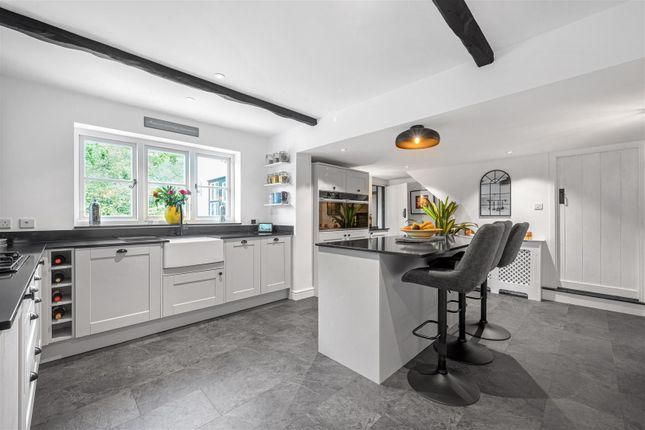 Magpie Cottage, Cricket Hill Lane, Yateley photo 2