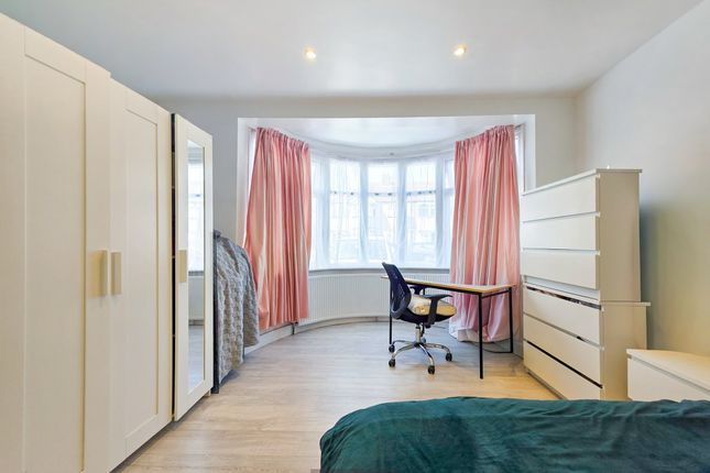 80, Ruskin Gardens, Harrow photo 2
