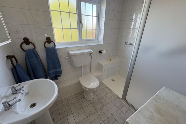 3-bed house on 46, Larchmore Close, Swindon, £260,000