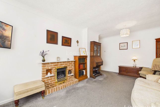 26, Acacia Avenue, Thetford photo 3