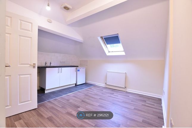 Flat, Crescent Road, Luton photo 5