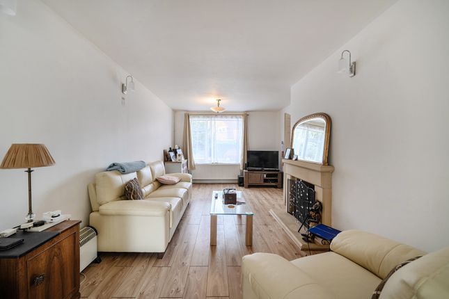 24, Sullivan Crescent, Uxbridge photo 3